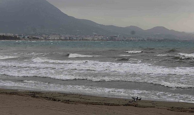 Alanya sahilinde şiddetli rüzgar denizde dalgalar oluşturdu