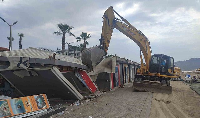 Alanya sahilindeki barakalar yıkıldı