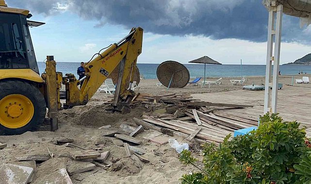 Alanya&#039;da &#039;Tek Tip Sahil Büfesi Projesi Kapsamında&#039; eski büfeler yıkıldı