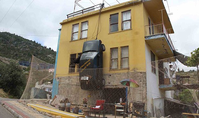 Alanya'da duvara asılı cezalı otomobile teklif yağıyor