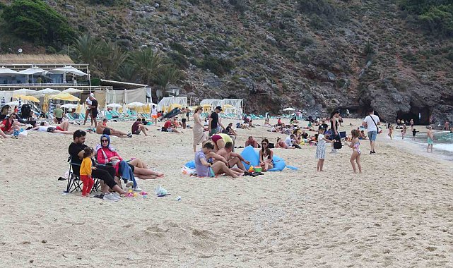 Alanya'da vatandaşlar bayramın 3'üncü gününü plajda geçirdi
