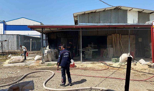 Alaşehir'deki ahşap fabrikasında çıkan yangın korkuttu