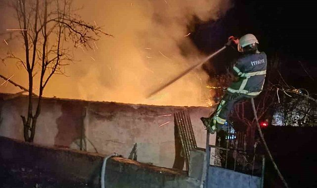 Alevlere teslim olan ev küle döndü