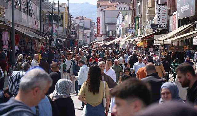 Alışverişi son güne bırakanlar çarşı, pazarda yoğunluk oluşturdu