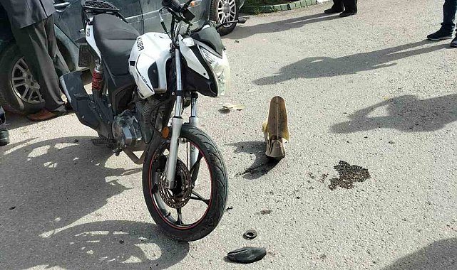 Alkollü motosiklet sürücüsü otomobille çarpıştı: 2 yaralı