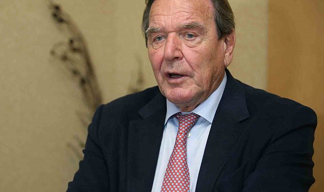 Almanya'nın eski Başbakanı Schröder'den iktidardaki SPD'ye sert eleştiri: "Parti pusulasını kaybetti"