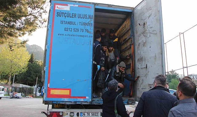 Amasya'da bakır yüklü tırda 64 kaçak göçmen yakalandı