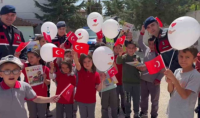 Amasya'da jandarmalar öğrencilere bayram sevinci yaşattı