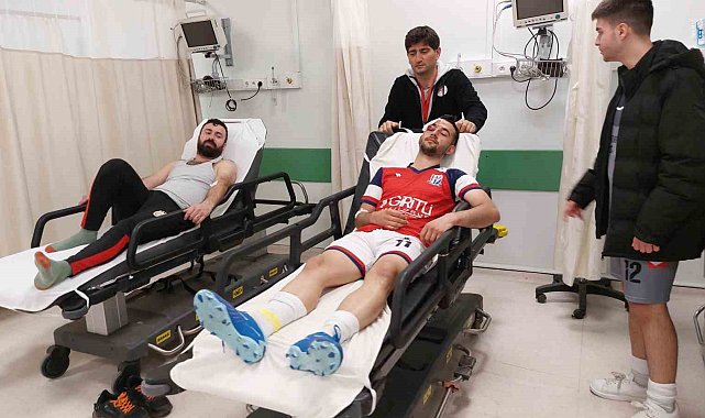 Amatör maçta havada çarpışan futbolcular kanlar içinde kalarak hastanelik oldu