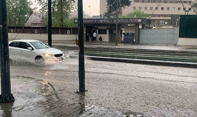 Aniden bastıran sağanak yağış sürücülere zor anlar yaşattı