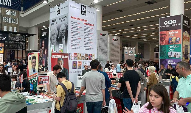 Ankara Kitap Fuarı'nda ziyaretçi yoğunluğu