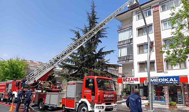 Ankara'da 4 katlı apartmanın çatısında yangın