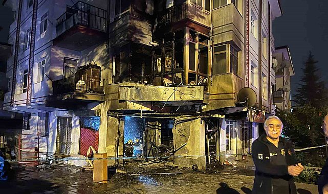 Ankara'da binanın girişindeki bakkalda çıkan yangın paniğe neden oldu