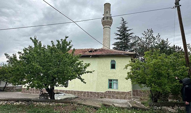 Ankara'da şiddetli rüzgar 2 caminin minaresini yıktı