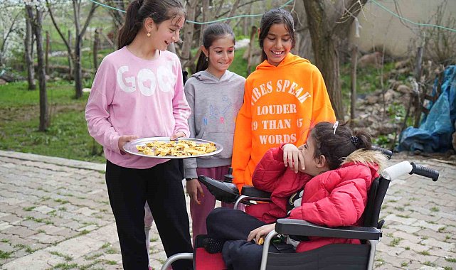 Annesinin sırtında bayramları gezen Melike, ilk kez tek başına şeker topladı