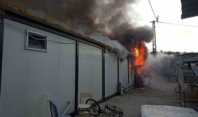 Antakya'da konteyner kentte yangın