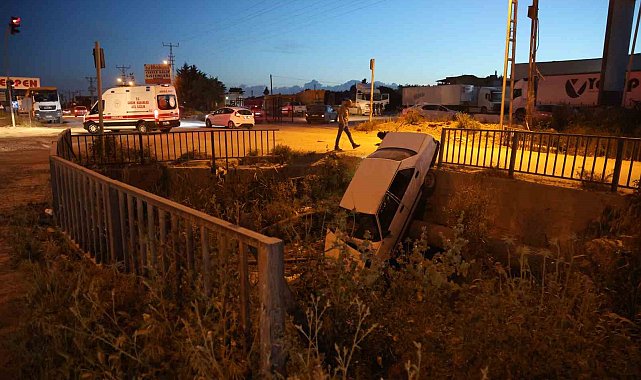 Antakya'da Tofaş otomobil su kanalına uçtu: 1 yaralı