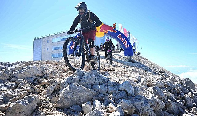 Antalya'da gökyüzünden denize pedal çevirdiler