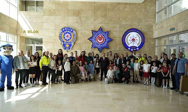 Antalya'da öğrenciler hayallerindeki polisi resme taşıdı