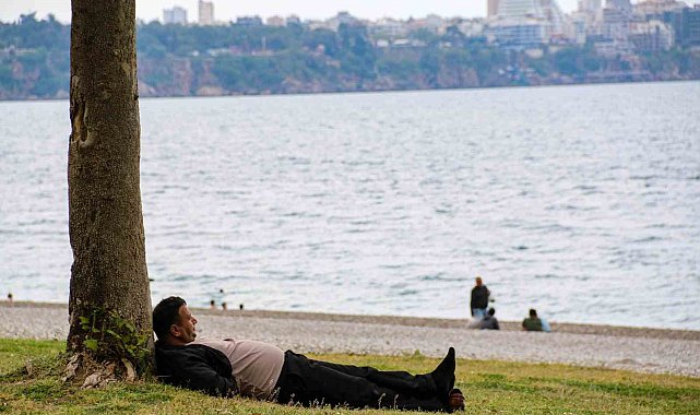 Antalya'da tatilcilere kapalı hava sürprizi, milyonları ağırlayan sahilde çok az sayıda kişi denize girdi