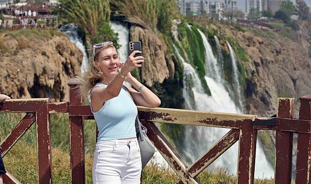 Antalya'nın yasak dinletmeyen cazibesi Düden Şelalesi, tatilci akınına uğradı