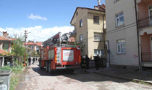 Apartmanın çatı katında yangın