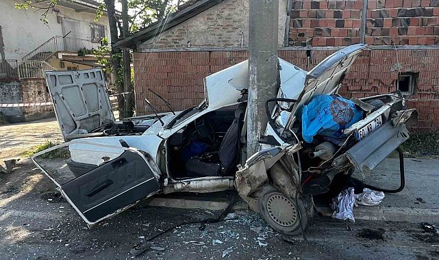 Araç hurdaya döndü, direk yerinden bile oynamadı