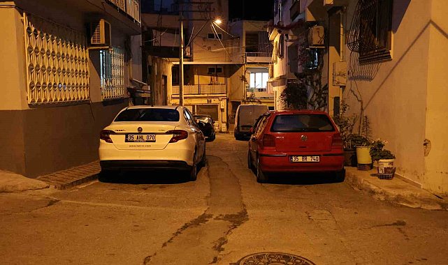 Araçlarını yola park ederek trafiğe kapatan sürücüler tepkiye neden oldu