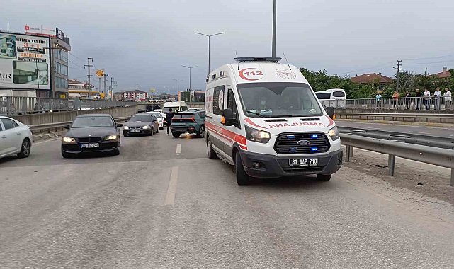 Arkasından çarpıp kaçtığı otomobil, bariyerlere girdi: 2 yaralı