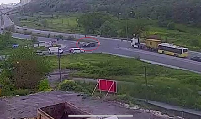 Arnavutköy'de iki otomobilin çarpıştığı kaza kamerada