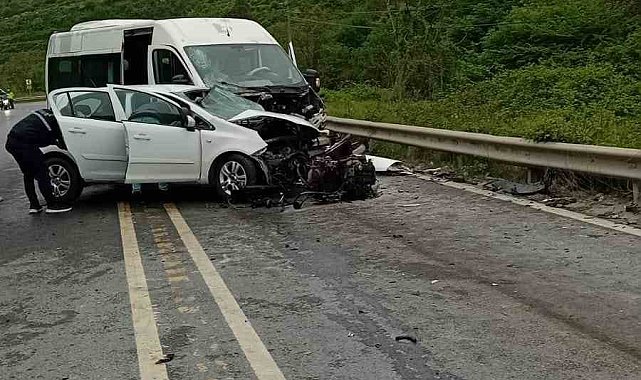 Arnavutköy'de minibüs ile otomobil kafa kafaya çarpıştı: 1 ölü, 7 yaralı
