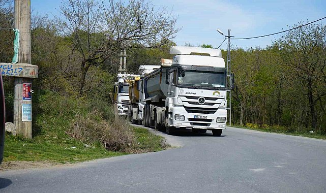 Arnavutköy'de otomobilleriyle yolu kapatıp, hafriyat kamyonlarının mahallelerinden geçmesine tepki gösterdiler