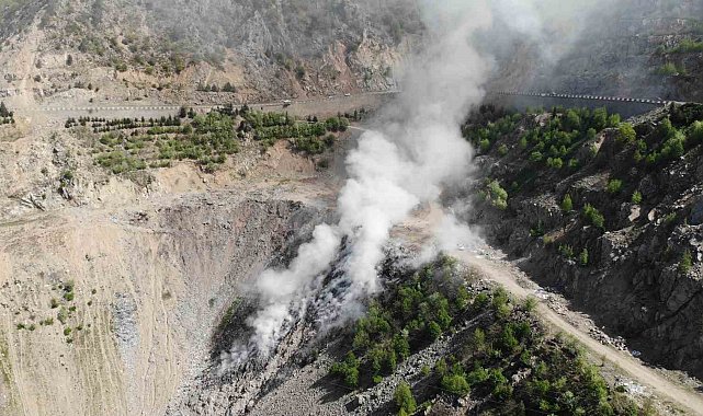 Artvin'de gece başlayan çöp yangınına müdahale sürüyor