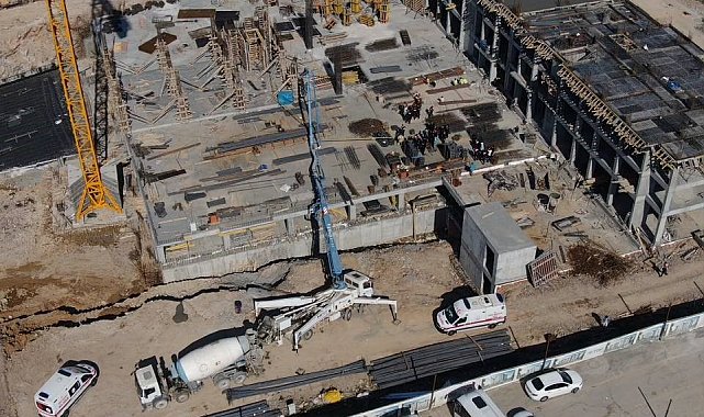 Ataşehir'de inşaat alanında kaza: Mobil vinç devrildi, 1 kişi hayatını kaybetti