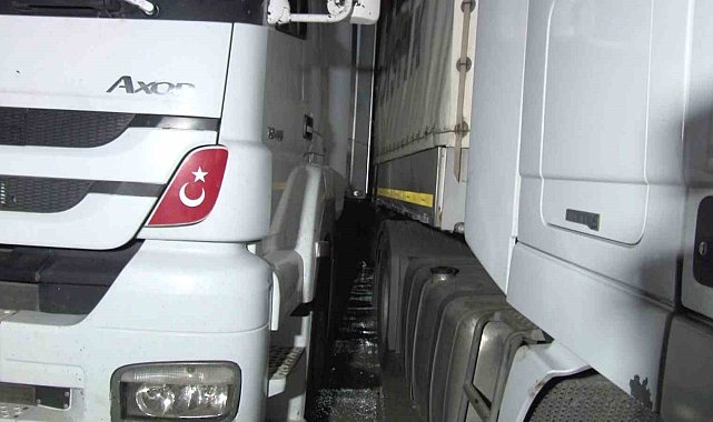 Ataşehir'de kontrolden çıkan tır park halindeki 2 tıra çarptı: 1 yaralı