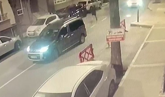 Avcılar'da araçla önünü kestikleri taksiye kurşun yağdırdılar: O anlar kamerada