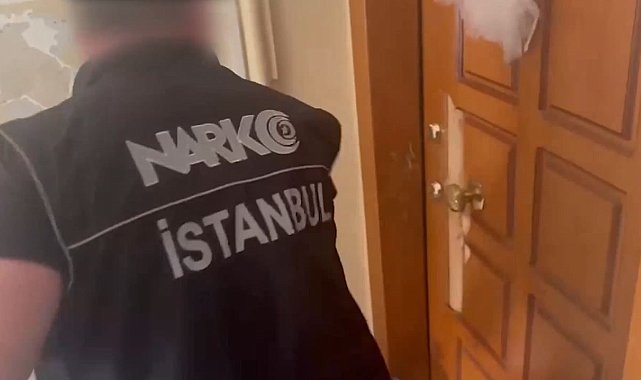 Avcılar'da polisin geldiğini görünce evdeki uyuşturucuları ateşe veren zehir tacirleri böyle yakalandı
