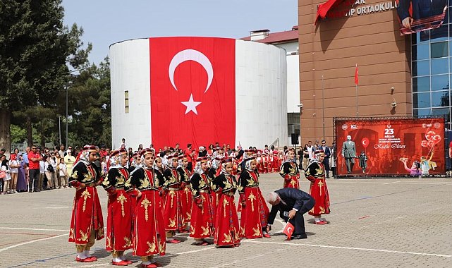 Ayakkabısı çıkan folklorcu gösteriye devam etti
