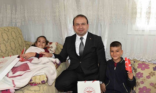Aydın İl Sağlık Müdürü Şenkul 23 Nisan'da hasta çocukları unutmadı