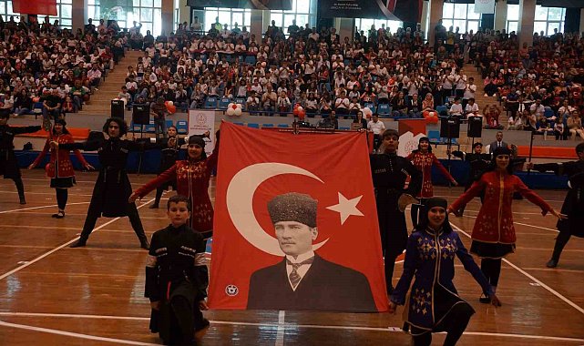 Aydın'da 23 Nisan coşkusu kapalı spor salonunda yaşandı