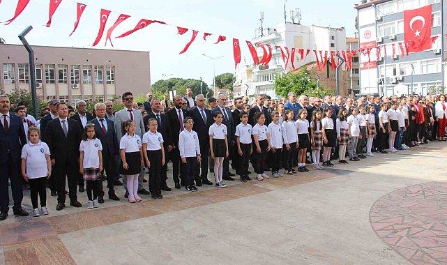 Aydın'da 23 Nisan kutlamaları çelenk töreni ile başladı