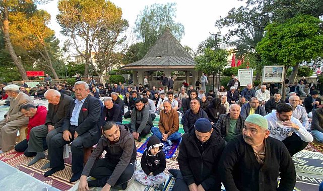 Aydın'da vatandaşlar bayram namazında camileri doldurdu