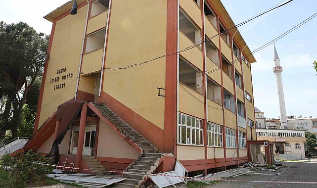 Aydın'ın sembol okulunda yıkım çalışmalarına başlandı