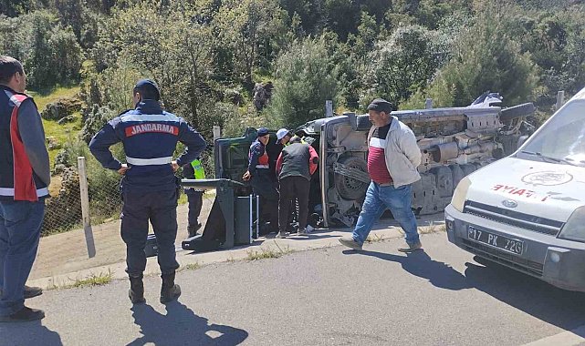 Ayvacık'ta panelvan araç devrildi: 2 yaralı