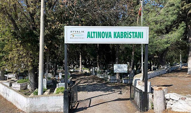 Ayvalık'ta kabristanlara bayram temizliği