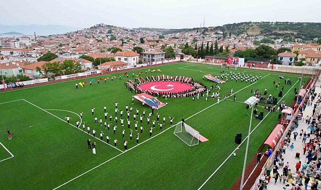 Ayvalık'ta minik yüreklerin 23 Nisan coşkusu