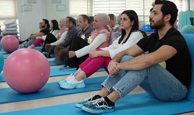 Babalar bu okulda eşleriyle doğuma hazırlanıyor