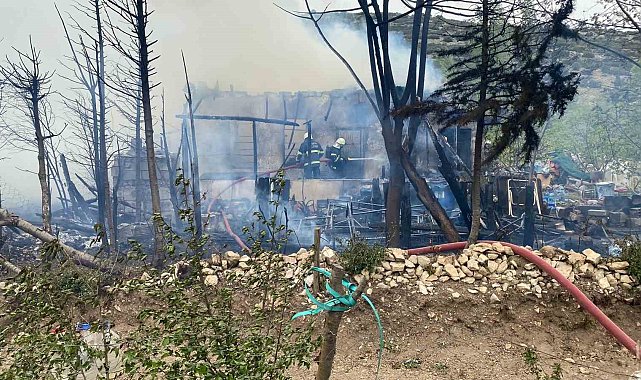 Bağ evi yangında kullanılamaz hale geldi
