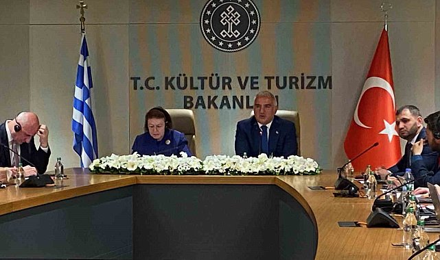 Bakan Ersoy, Yunan mevkidaşı ile "Romeo ve Juliet" oyununu izledi