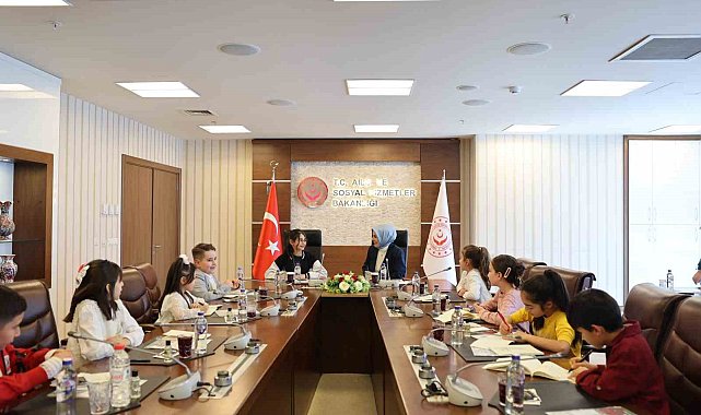 Bakan Göktaş, koltuğunu şehit kızı Elif Naz'a devretti